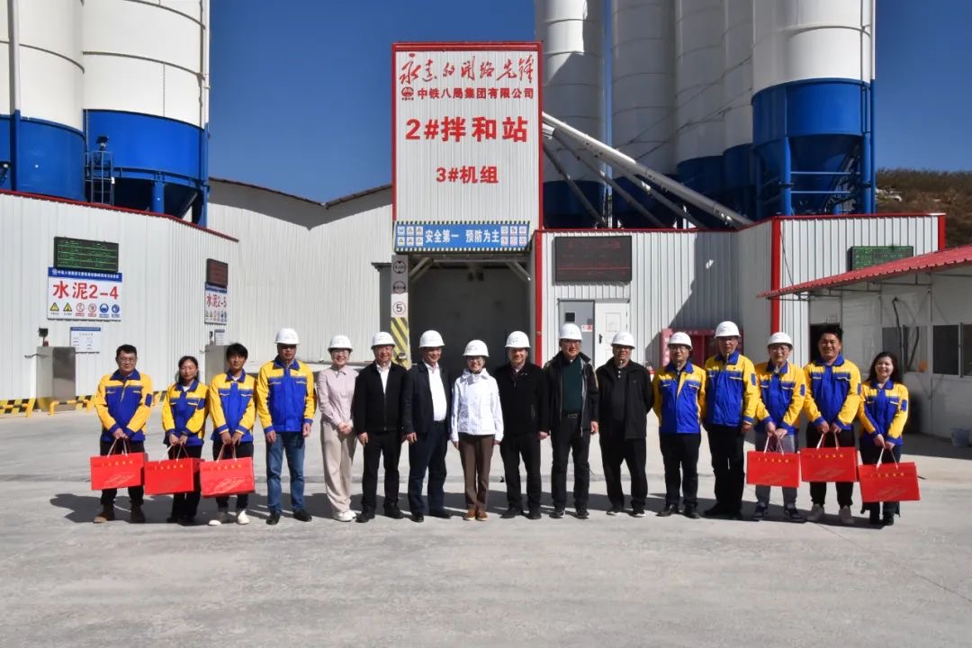中华全国铁路总工会慰问中铁八局文蒙铁路项目一线职工
