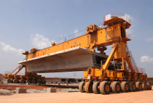 DLT900型900吨提梁机正在提送900吨铁路客运专线箱梁