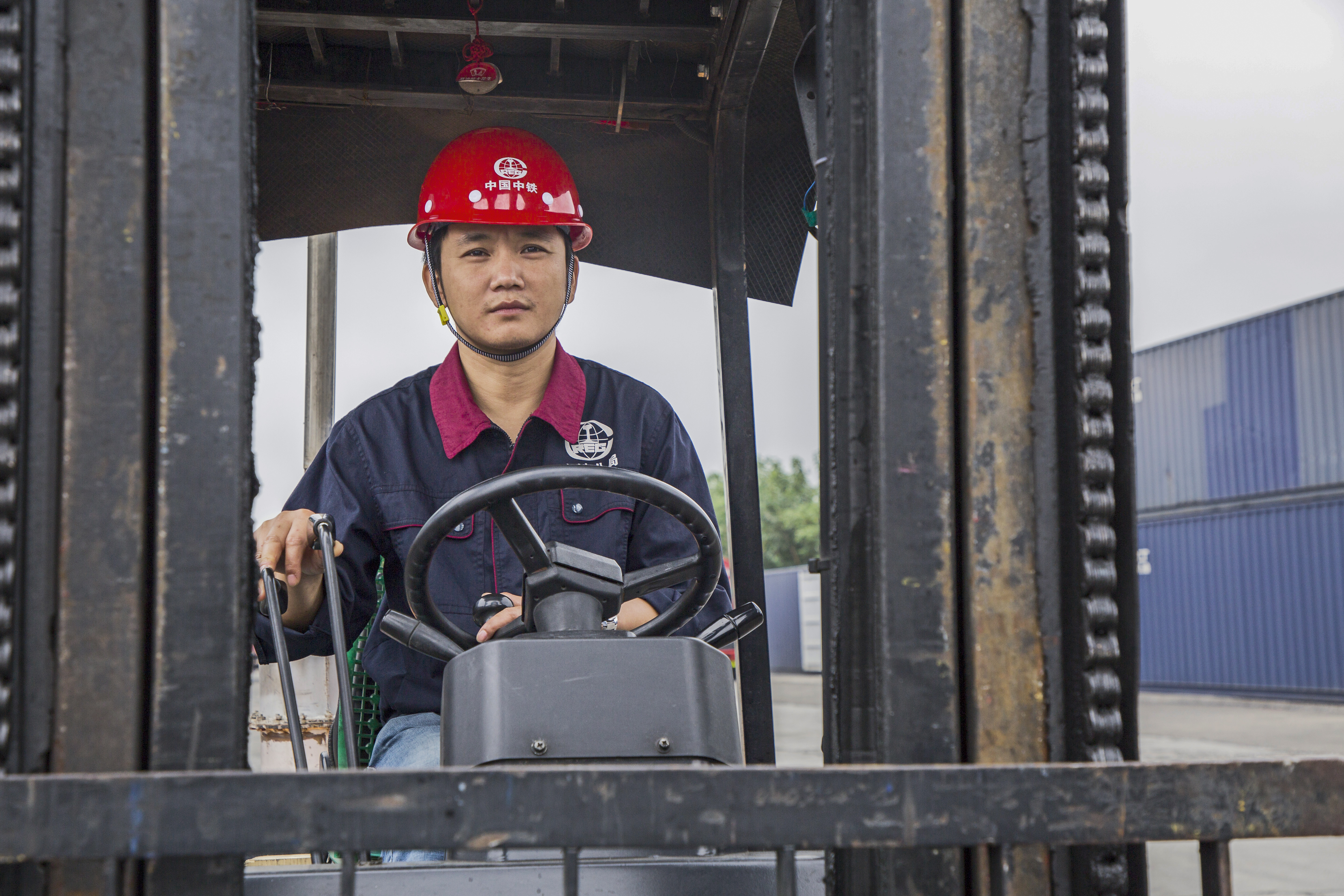 2022年四川省五一劳动奖章获得周灵军：用大叉车做“针线活”的劳模